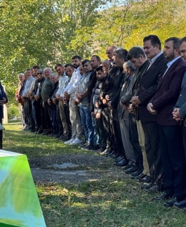 pazardan-mezara-3-kardes-ve-enisteleri-yan-yana-defnedildi-BlC1NwYQ.jpg