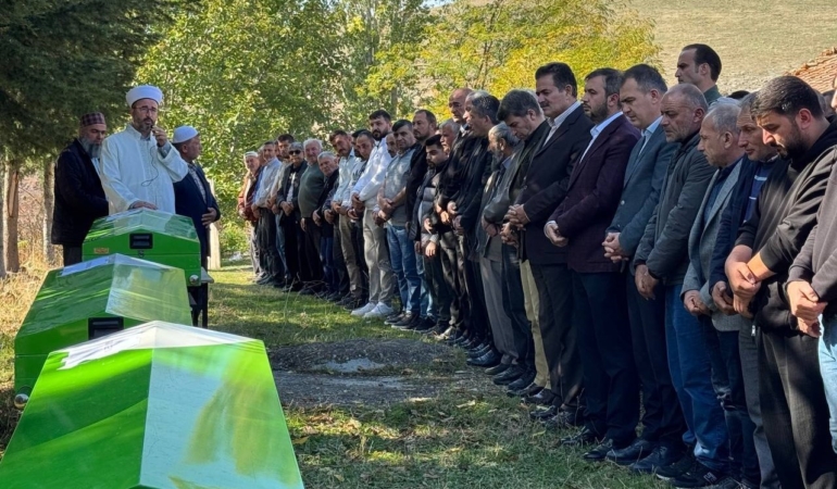 pazardan-mezara-3-kardes-ve-enisteleri-yan-yana-defnedildi-BlC1NwYQ.jpg