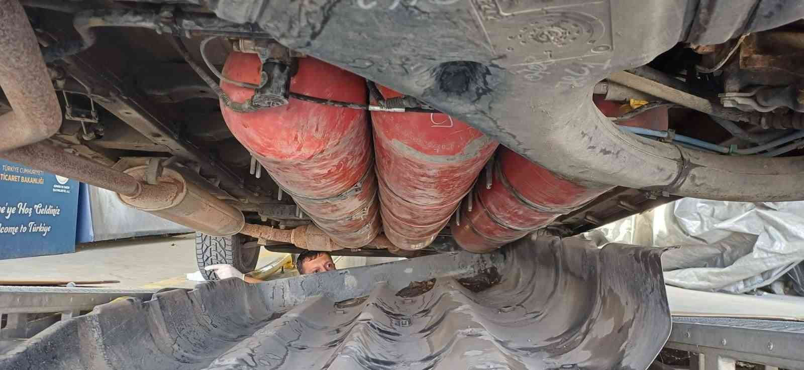 Pazarkule’de LPG tankına gizlenmiş 19 kilo esrar ele geçirildi 4 pazarkulede lpg tankina gizlenmis 19 kilo esrar ele gecirildi 0