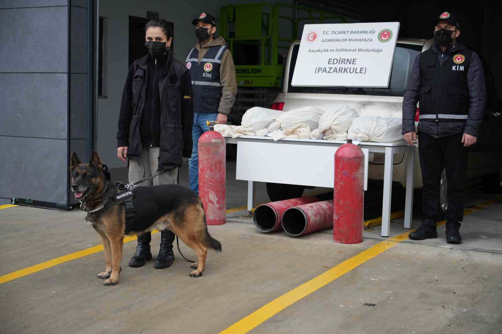 Pazarkule’de LPG tankına gizlenmiş 19 kilo esrar ele geçirildi 5 pazarkulede lpg tankina gizlenmis 19 kilo esrar ele gecirildi 1 heh6SwGD