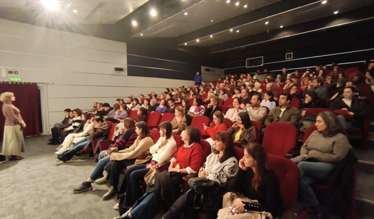 pelin-esmer-yeni-filmiyle-niluferde-sinemaseverlerle-bulustu-9zAOuz1c.jpg