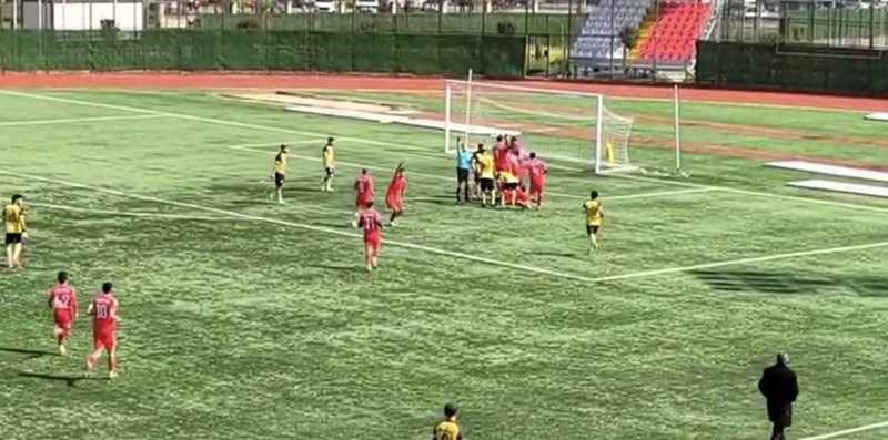 Penaltı golü sonrası çıkan arbedede futbolcunun elmacık kemiği kırıldı 5 penalti golu sonrasi cikan arbedede futbolcunun elmacik kemigi kirildi 1 IevT1AwI