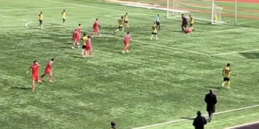 penalti-golu-sonrasi-cikan-arbedede-futbolcunun-elmacik-kemigi-kirildi-7hMavy2C.jpg