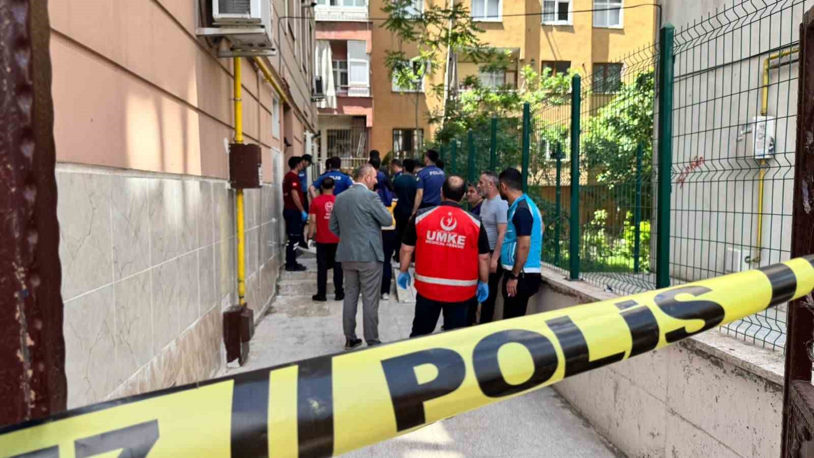 pencere temizlerken 5inci kattan dusen kadin hayatini kaybetti 0 Jt7KEmzF