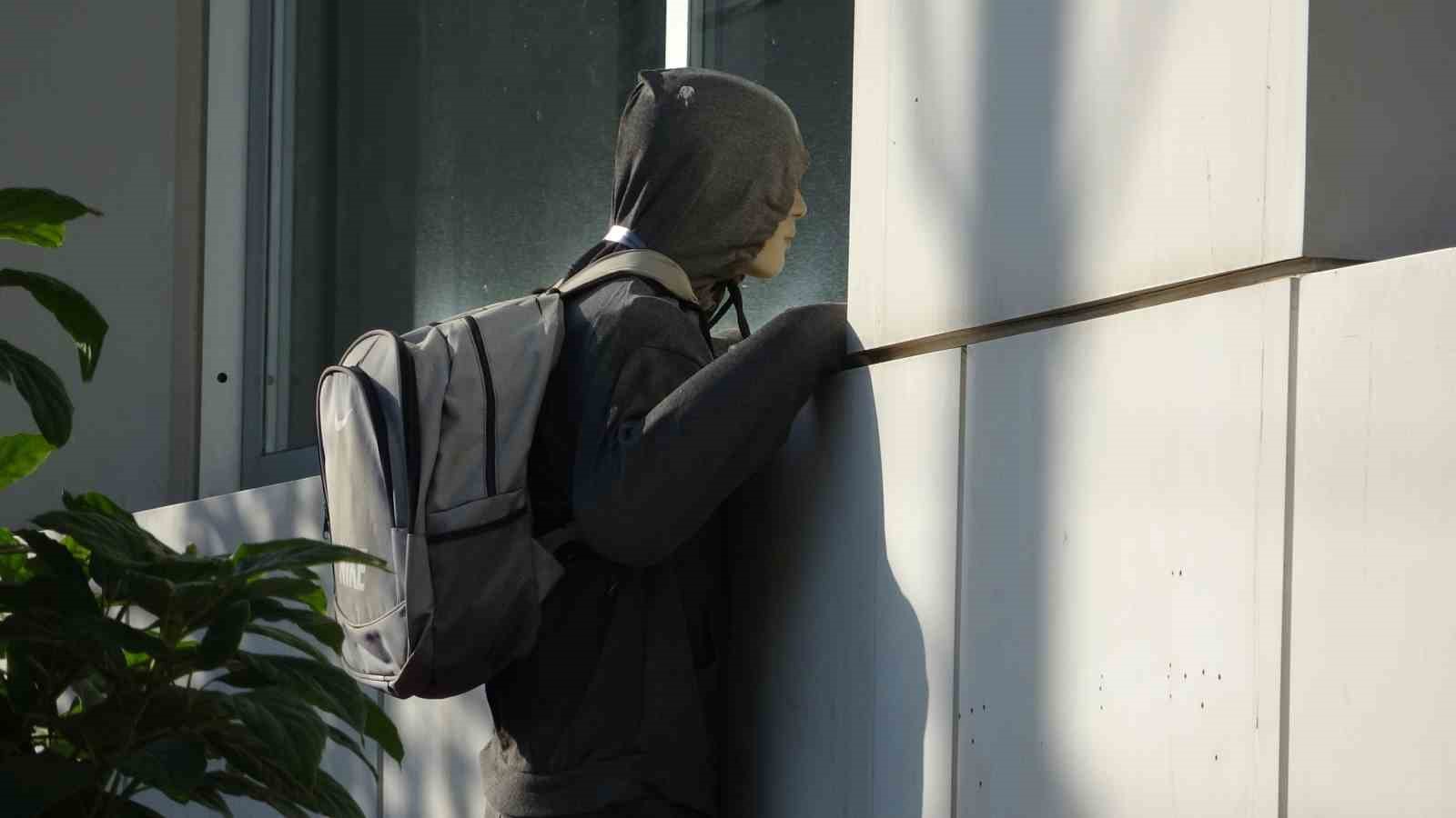 penceredeki cansiz manken hirsizi gorenler polisi ariyor tas atiyor 3 l3e8Y5O6
