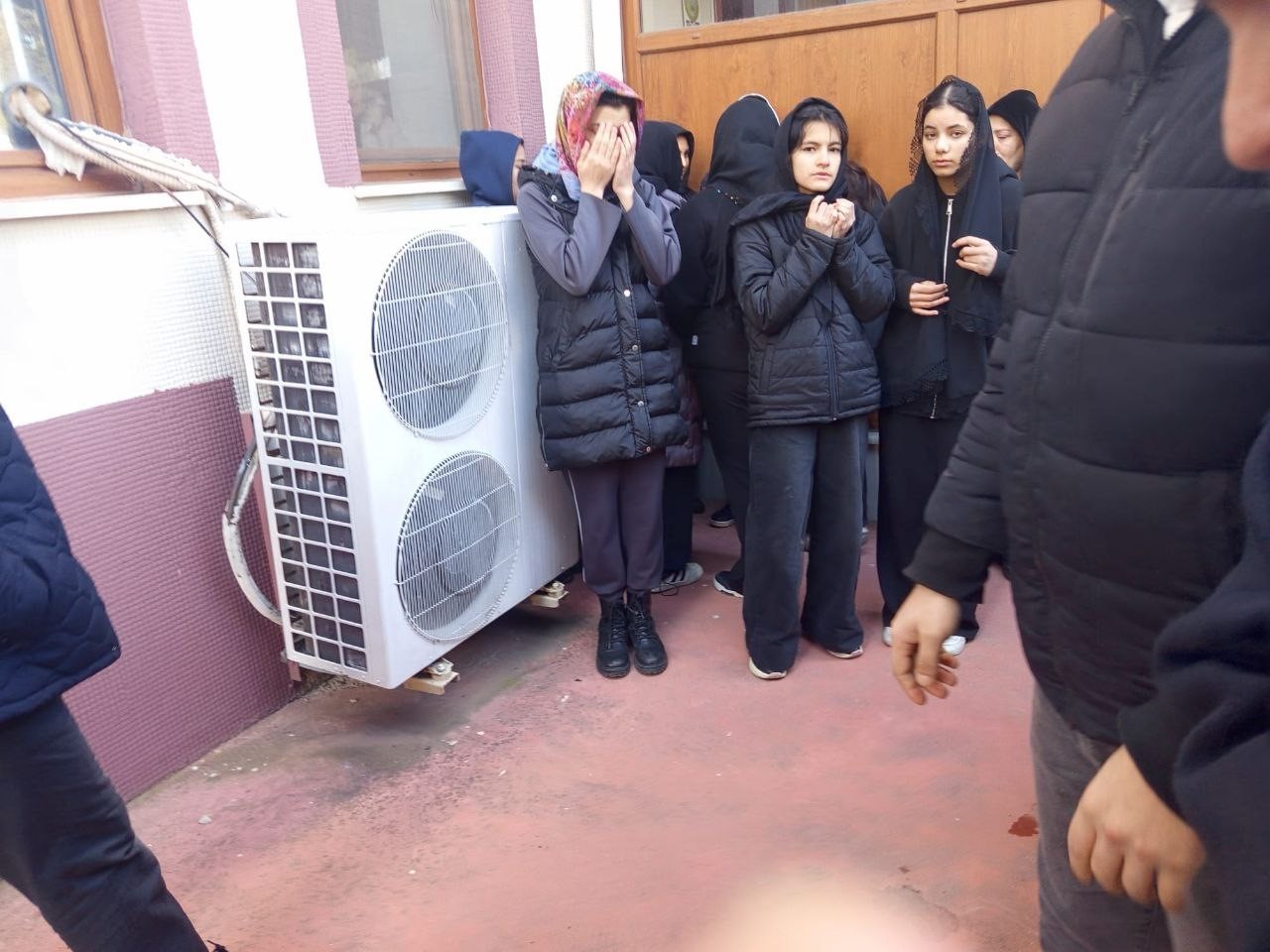 Pencereden düşerek hayatını kaybeden 8. sınıf öğrencisi son yolculuğuna uğurlandı 5 pencereden duserek hayatini kaybeden 8 sinif ogrencisi son yolculuguna ugurlandi 1