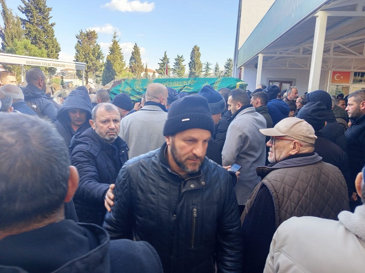 Pencereden düşerek hayatını kaybeden 8. sınıf öğrencisi son yolculuğuna uğurlandı 6 pencereden duserek hayatini kaybeden 8 sinif ogrencisi son yolculuguna ugurlandi 2 jqr3qIWe