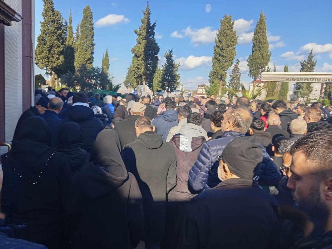 Pencereden düşerek hayatını kaybeden 8. sınıf öğrencisi son yolculuğuna uğurlandı 7 pencereden duserek hayatini kaybeden 8 sinif ogrencisi son yolculuguna ugurlandi 3