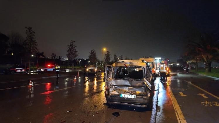 pendik sahil yolunda asiri hiz kaza getirdi 3 yarali 2 3EGWLWQY
