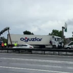 pendik-tem-otoyolunda-tir-bariyerlere-carpti-qjn8fWmp.jpg