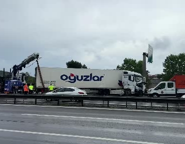 pendik-tem-otoyolunda-tir-bariyerlere-carpti-qjn8fWmp.jpg
