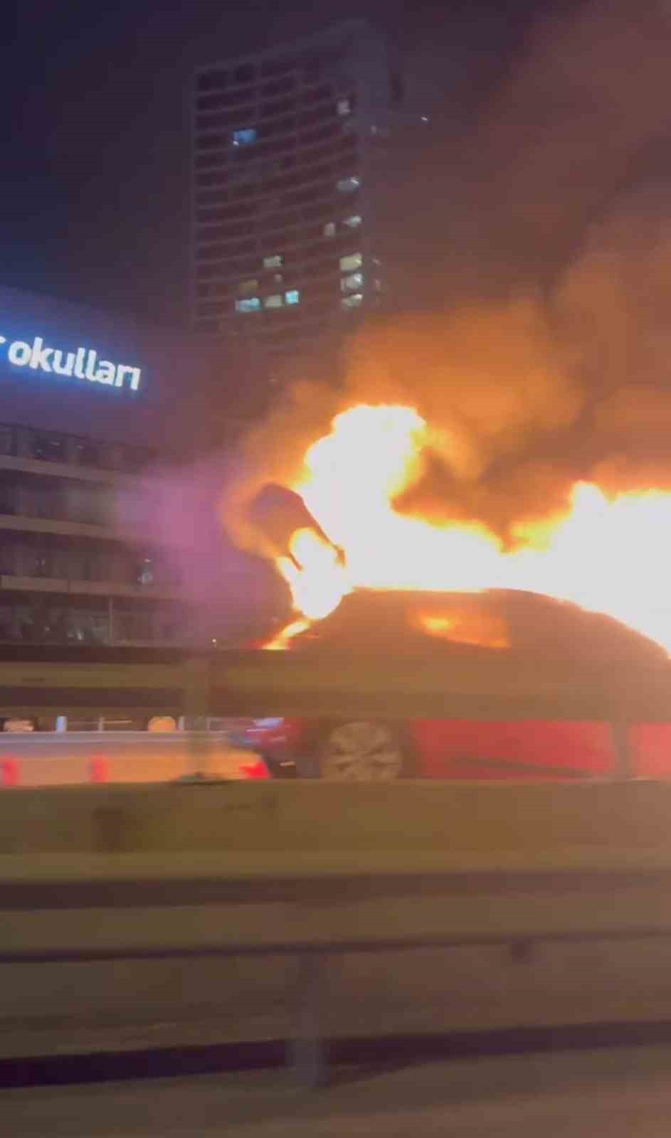 pendikte seyir halindeki araba alev alev yandi 0 1nabFR5a