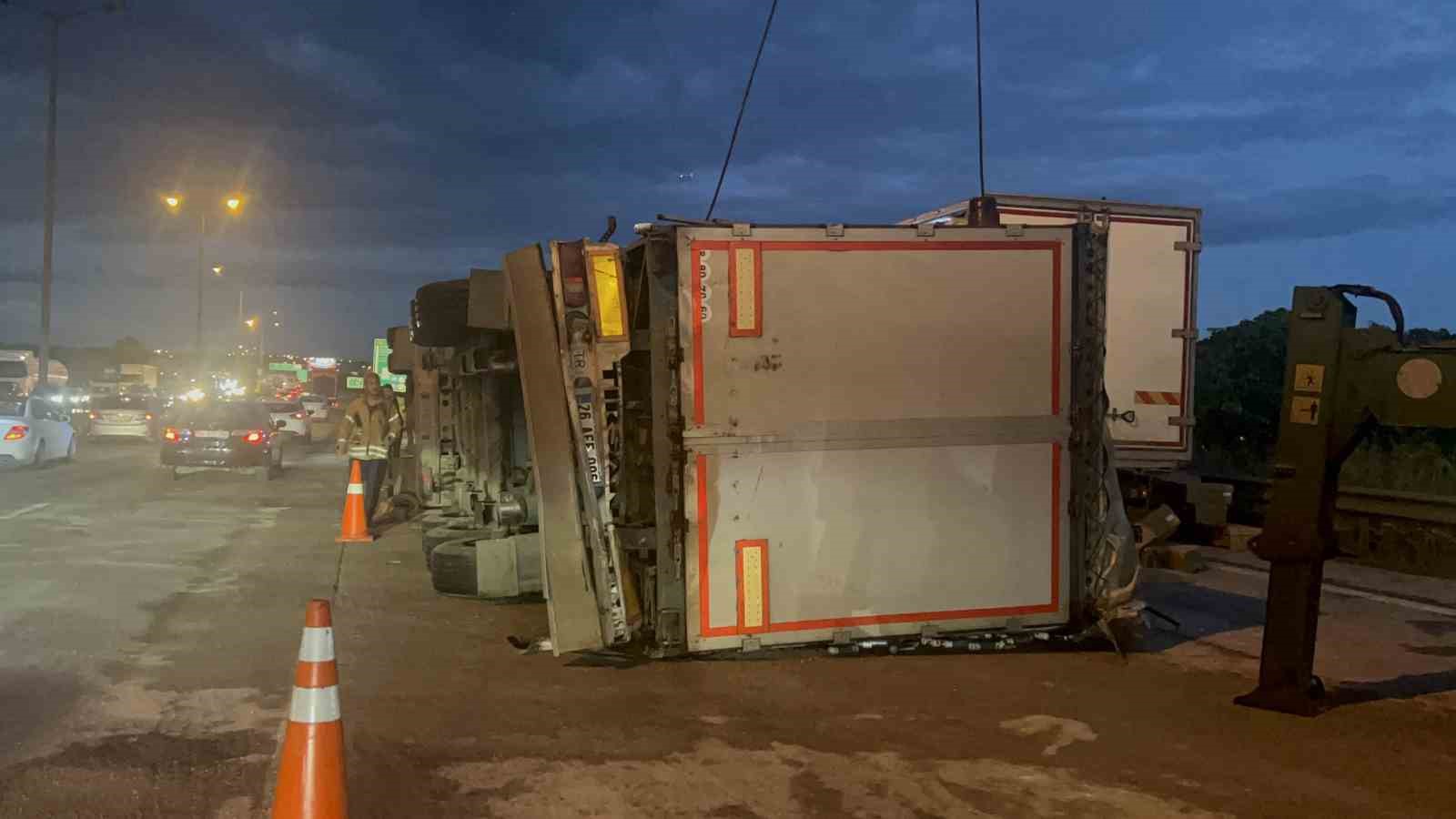 pendikte tir dorsesi devrildi kurtarma calismasi sirasinda tir da yan yatti 0 7TasauG8