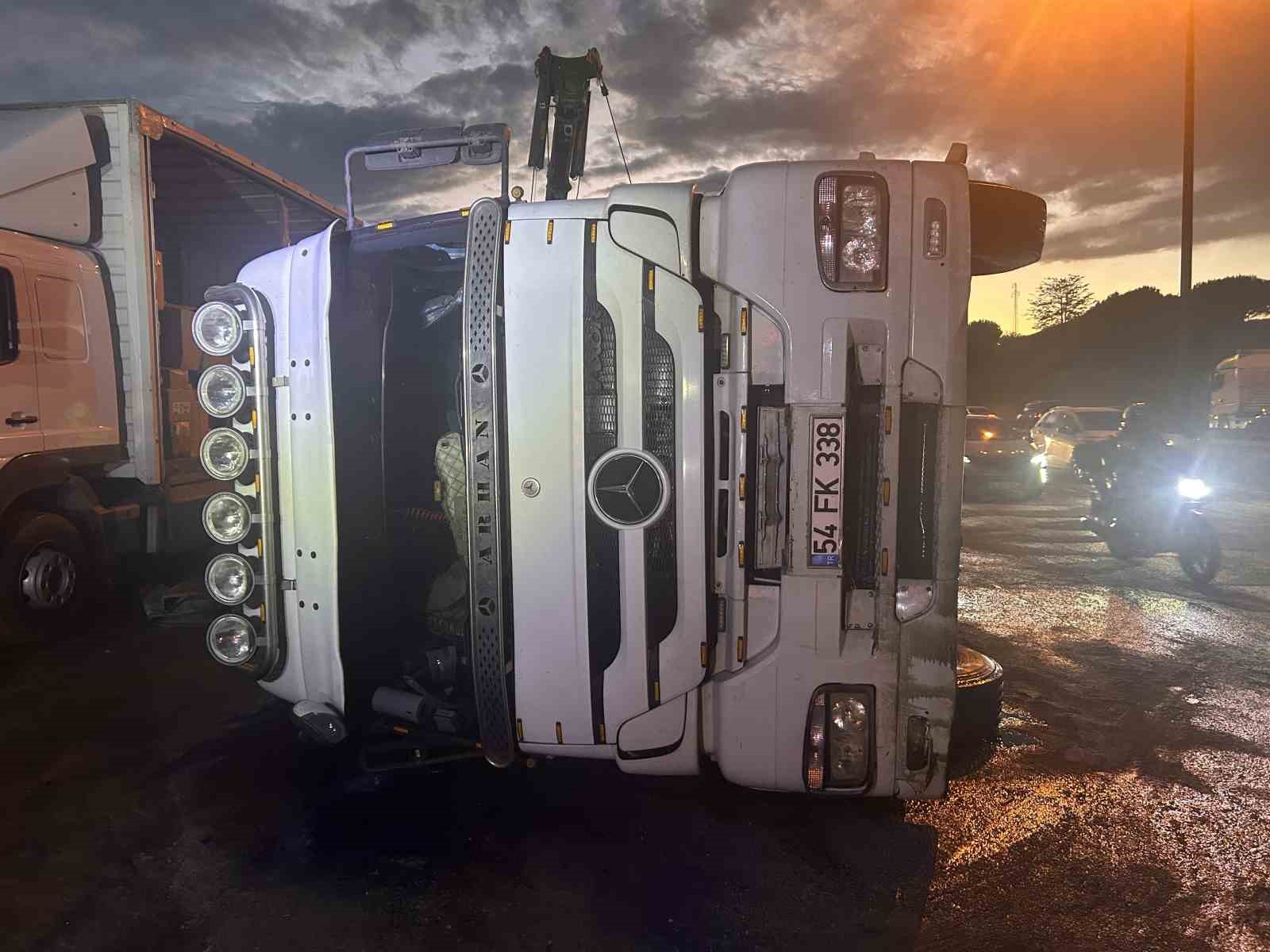 pendikte tir dorsesi devrildi kurtarma calismasi sirasinda tir da yan yatti 1