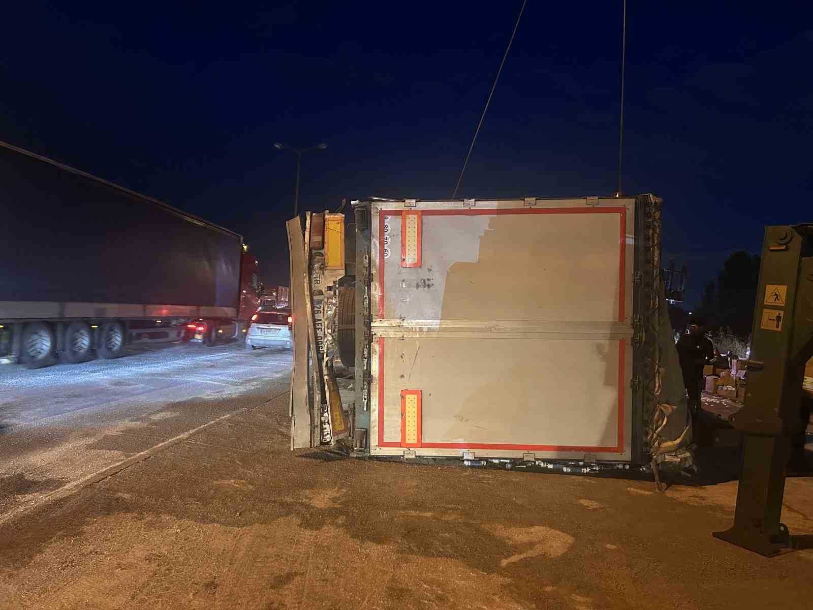 pendikte tir dorsesi devrildi kurtarma calismasi sirasinda tir da yan yatti 3 np2AIwg8