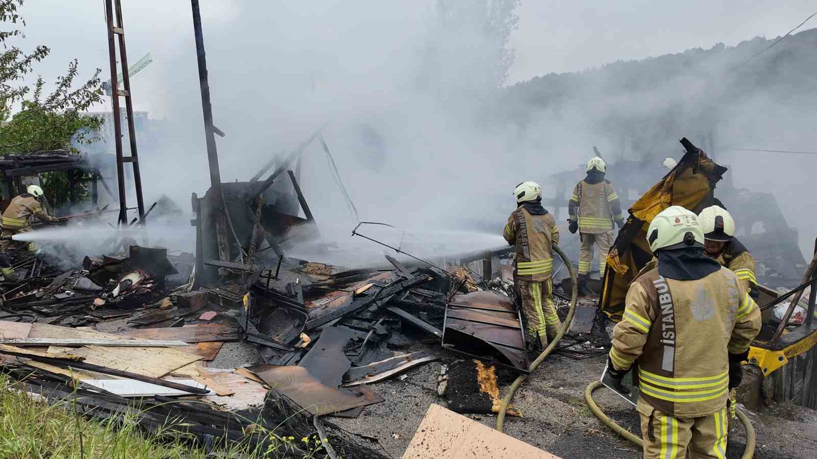 pendikte yanan gecekondu kullanilamaz hale geldi 2 engelli vatandas kurtarildi 0 huHVaP2d