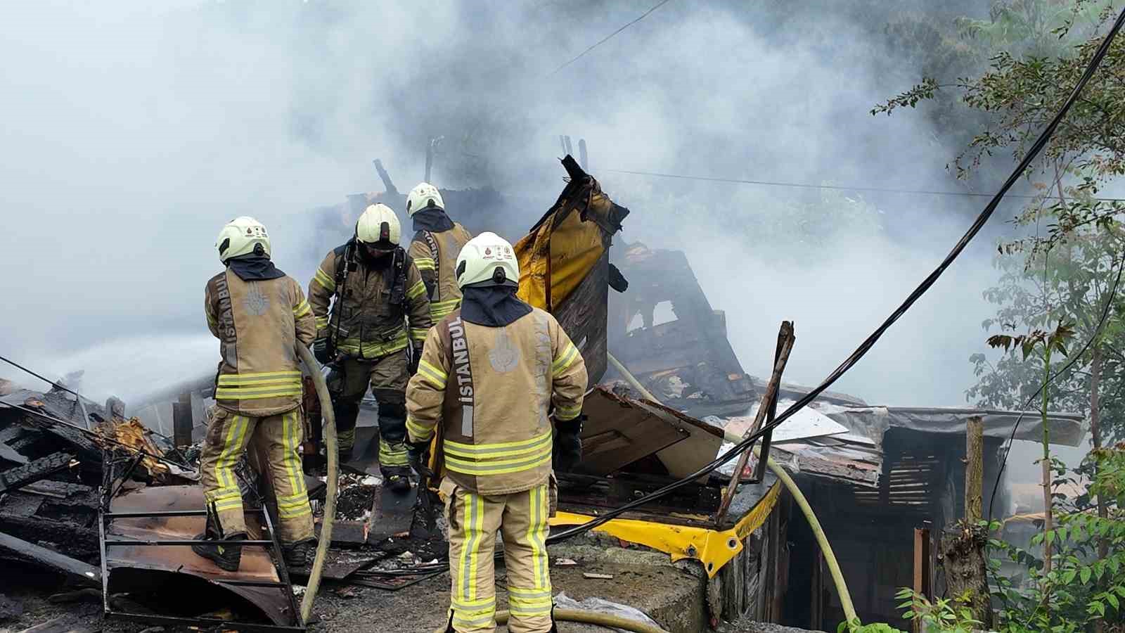 pendikte yanan gecekondu kullanilamaz hale geldi 2 engelli vatandas kurtarildi 1 1LRIczTV