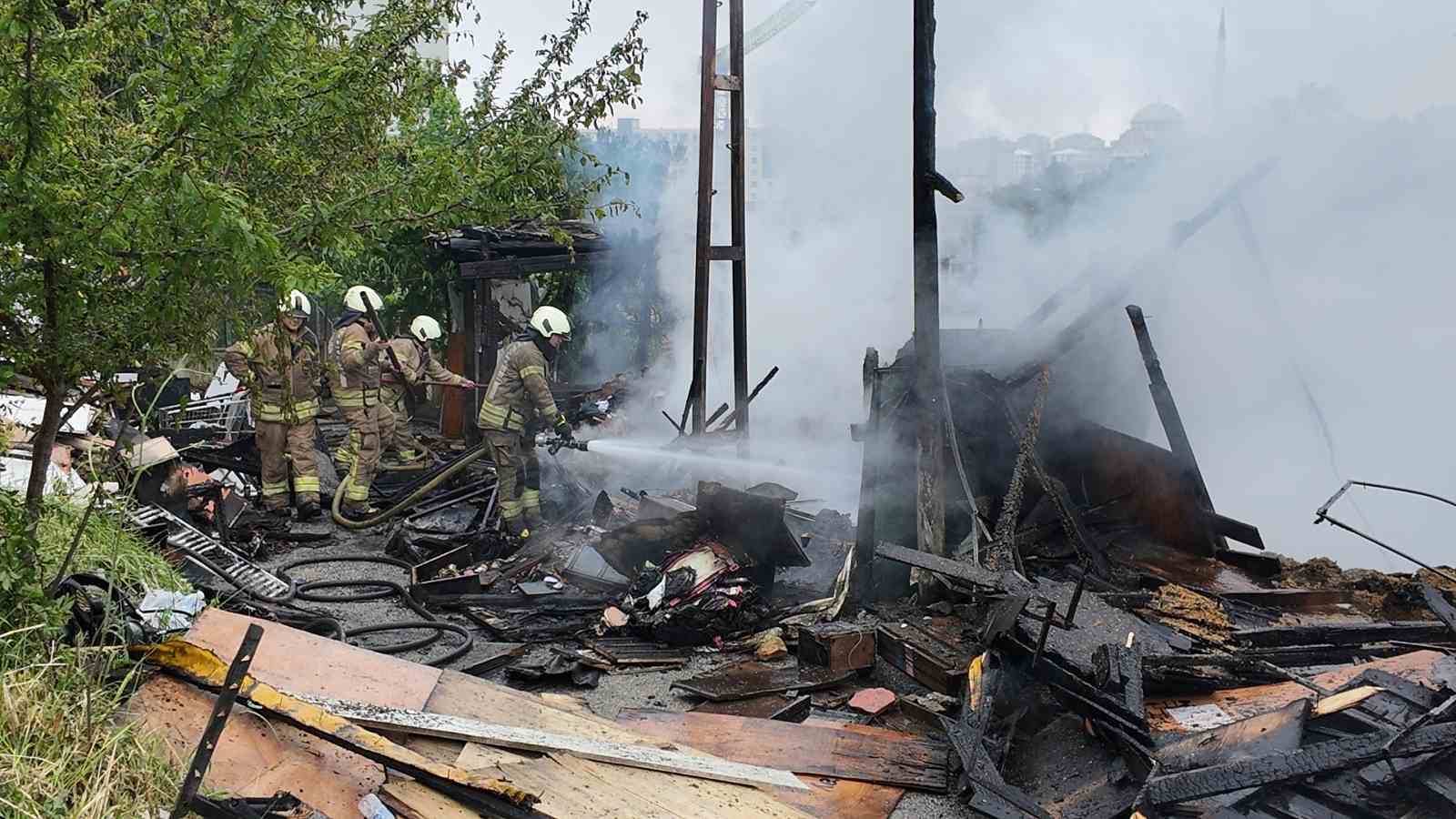 pendikte yanan gecekondu kullanilamaz hale geldi 2 engelli vatandas kurtarildi 3 2134hsXT