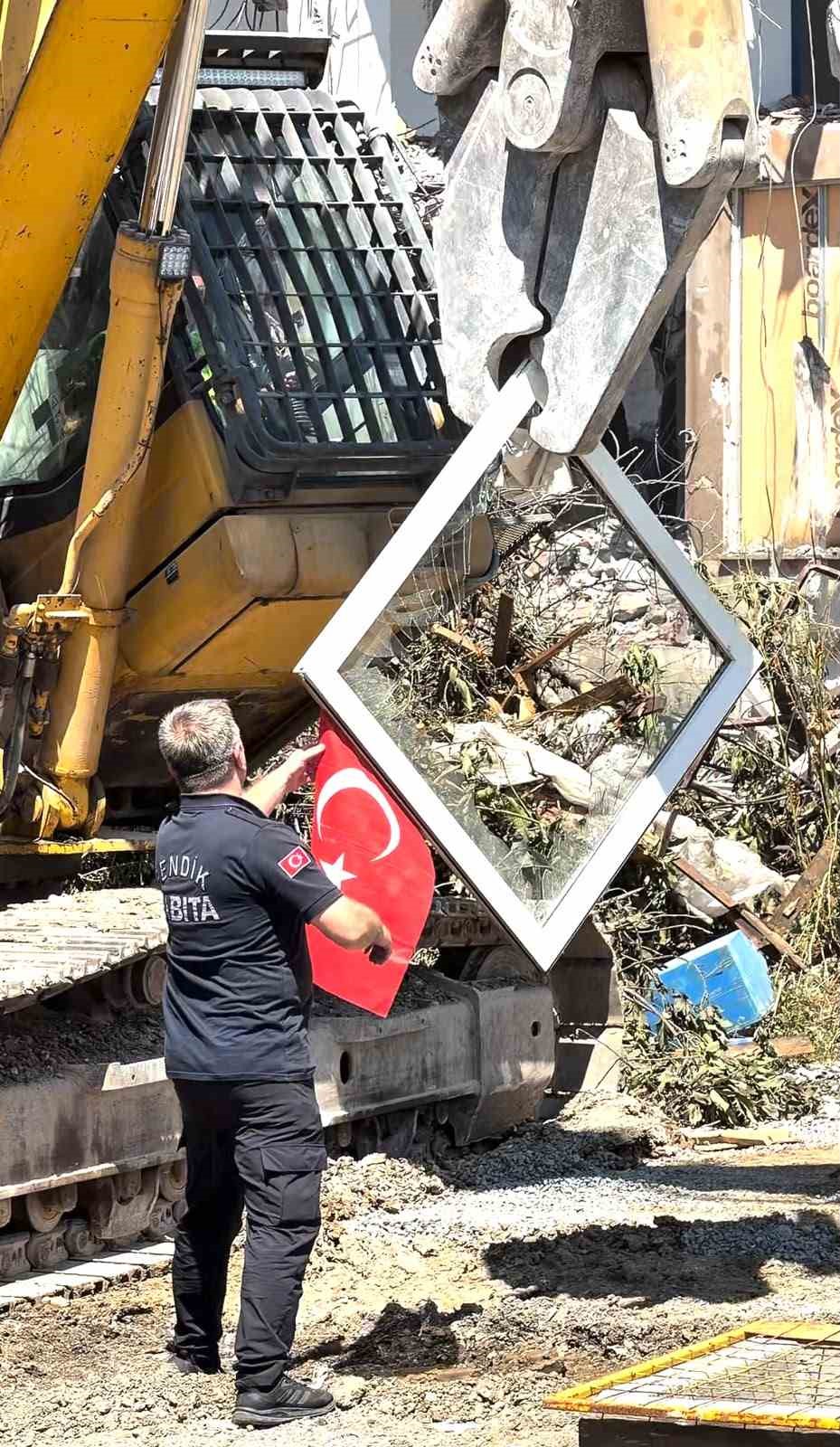 pendikte yikim sirasinda dikkat ceken hassasiyet kepce operatoru turk bayragi icin calismayi durdurdu 0 Y4a3Jf8i