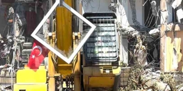 pendikte-yikim-sirasinda-dikkat-ceken-hassasiyet-kepce-operatoru-turk-bayragi-icin-calismayi-durdurdu-5JQyJxK9.jpg