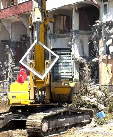 pendikte-yikim-sirasinda-dikkat-ceken-hassasiyet-kepce-operatoru-turk-bayragi-icin-calismayi-durdurdu-5JQyJxK9.jpg