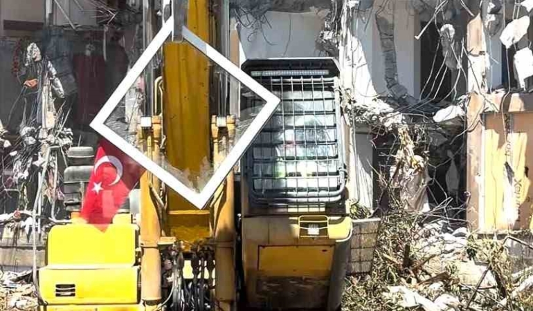 pendikte-yikim-sirasinda-dikkat-ceken-hassasiyet-kepce-operatoru-turk-bayragi-icin-calismayi-durdurdu-5JQyJxK9.jpg