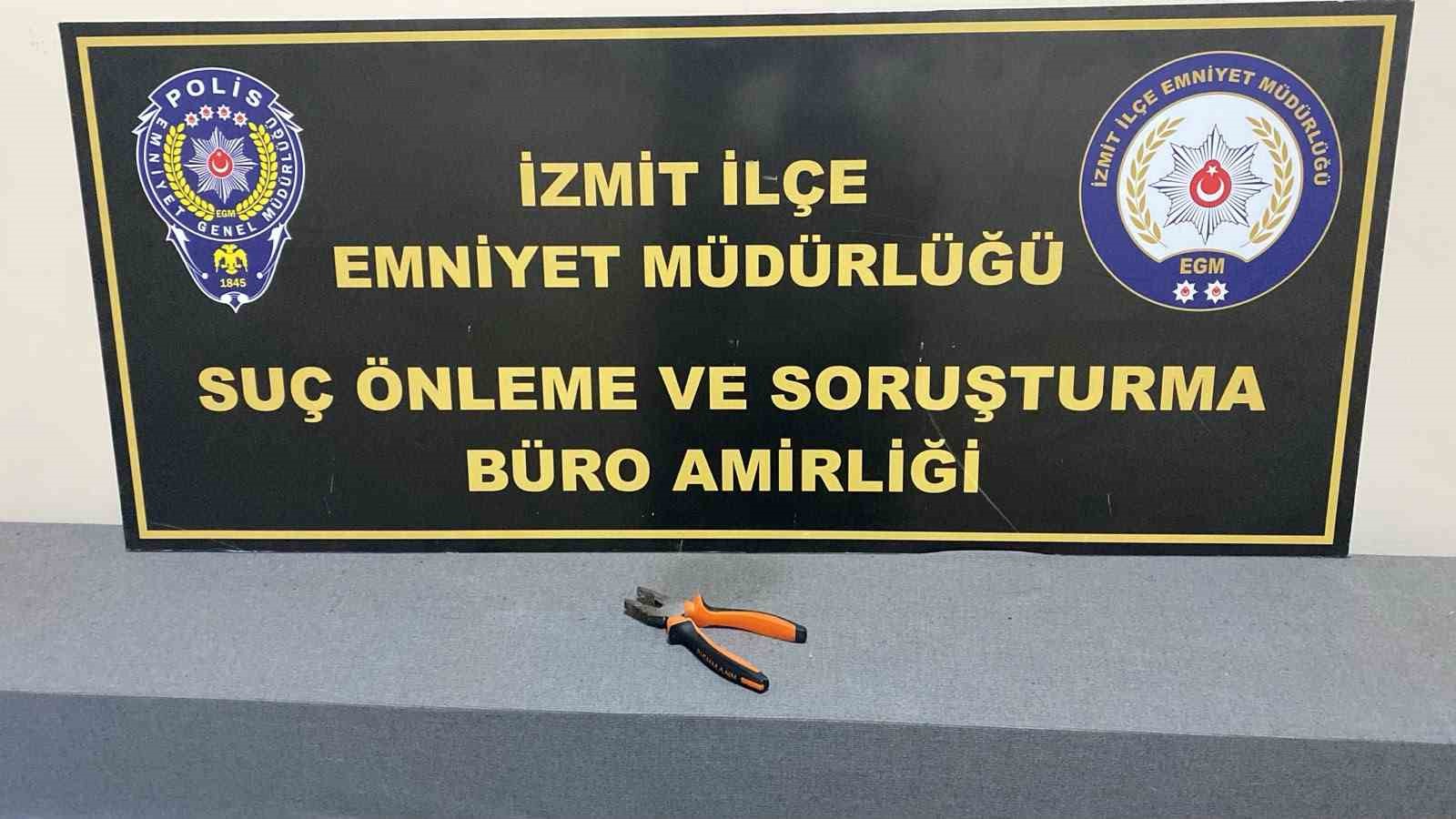 Penseyi silah gibi gösterip şoförü tehdit eden yolcu yakalandı 5 penseyi silah gibi gosterip soforu tehdit eden yolcu yakalandi 1 GLQOEmkR