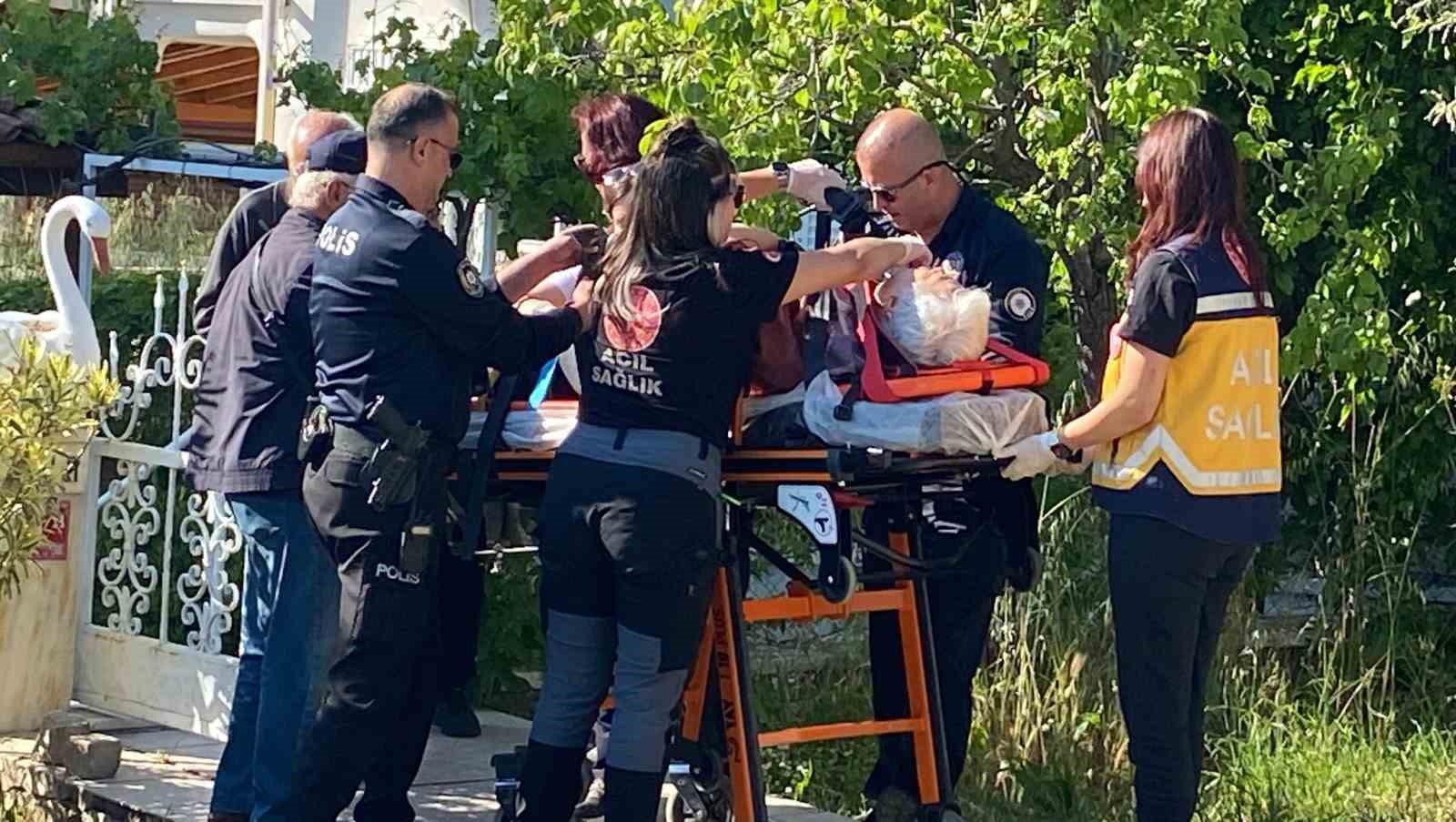 Perde takarken düşen yaşlı kadın hastanelik oldu 4 perde takarken dusen yasli kadin hastanelik oldu 0 gMv2FpEc