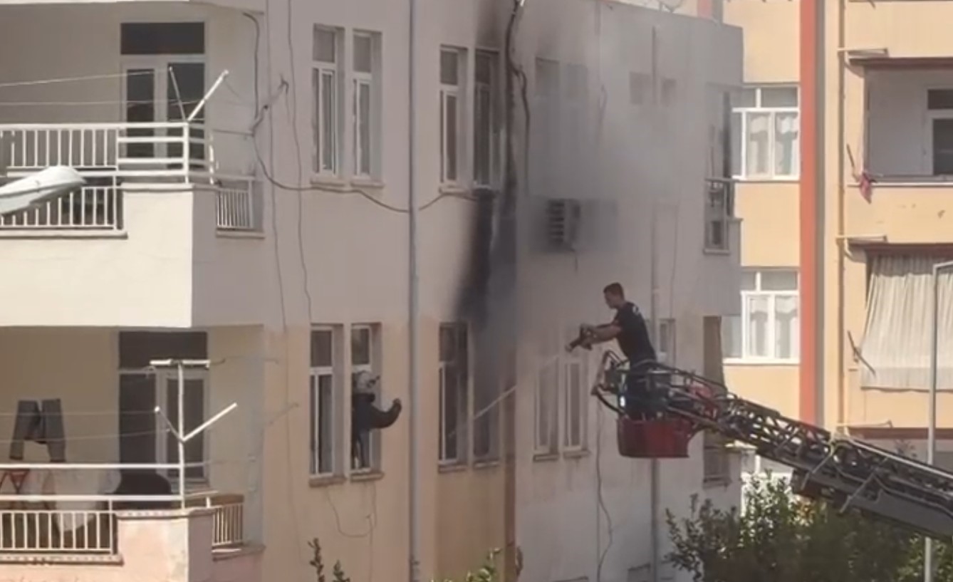 personel lojmani olarak kullanilan daire yandi 1 kisi dumandan etkilendi 1 AlDLTCj1