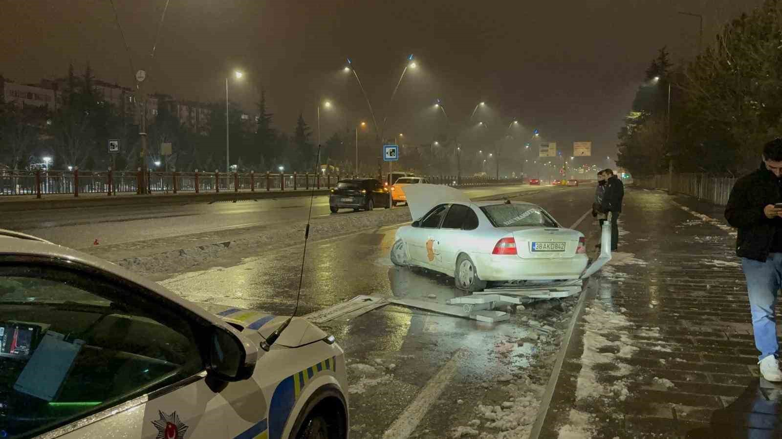 pert olan otomobilden burnu kanamadan cikti 0 U8AKz24q