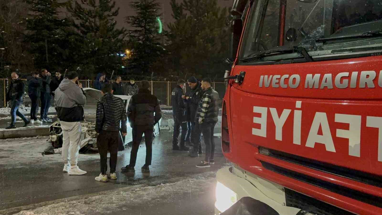pert olan otomobilden burnu kanamadan cikti 2 PZwBq398