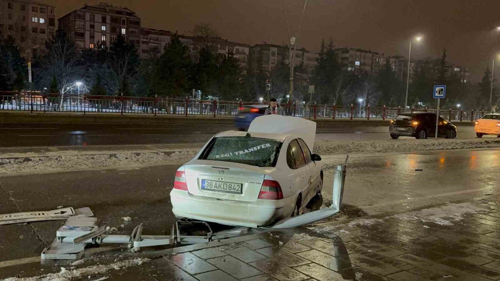 pert olan otomobilden burnu kanamadan cikti 4 HiSCVEVT