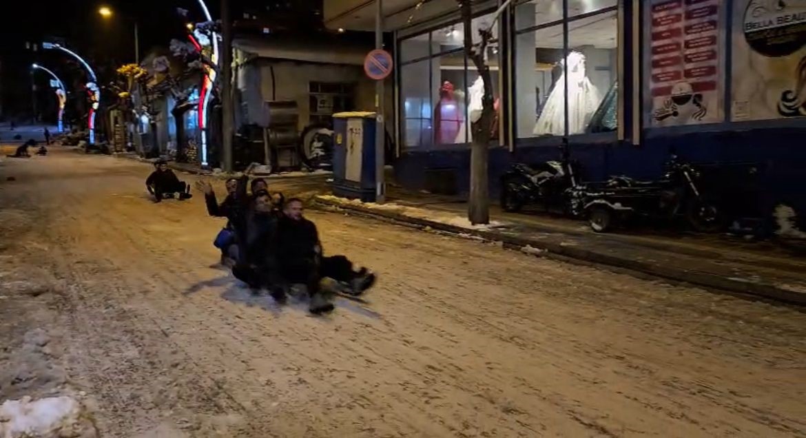 pervaride vatandaslar kar yagisinin tadini kayarak cikardi 1 uy9zimWg