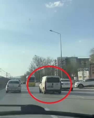pes-pese-makas-atti-trafigi-tehlikeye-dusurdu-RwWkYP8E.jpg