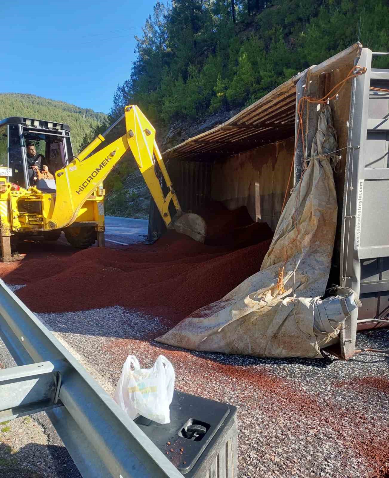 peyzaj malzemesi yuklu tir devrildi 1 KG2VHdvh