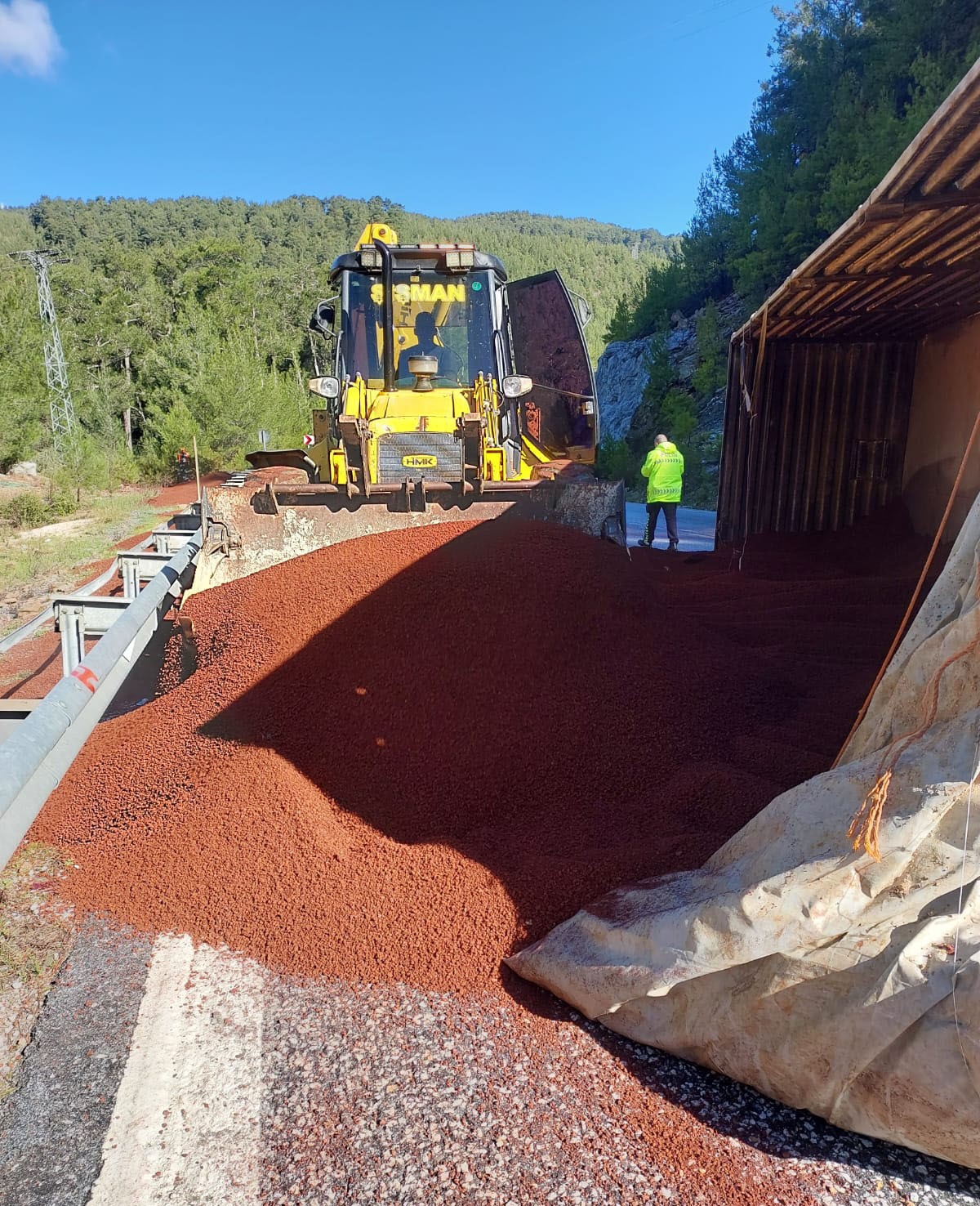 peyzaj malzemesi yuklu tir devrildi 3 MEAg15q8