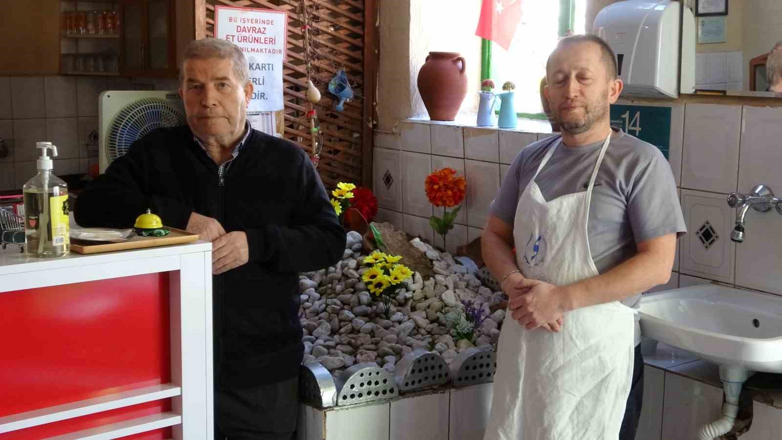 Pide yemeye gelip salondaki mezarlık başında dua ederek ayrılıyorlar 7 pide yemeye gelip salondaki mezarlik basinda dua ederek ayriliyorlar 3 btePLbNs