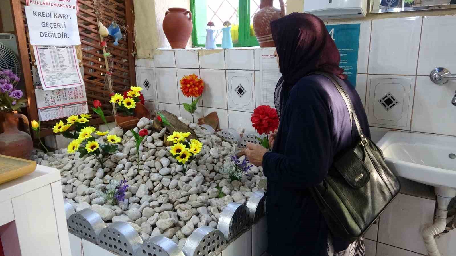Pide yemeye gelip salondaki mezarlık başında dua ederek ayrılıyorlar 8 pide yemeye gelip salondaki mezarlik basinda dua ederek ayriliyorlar 4 trP2kgw5