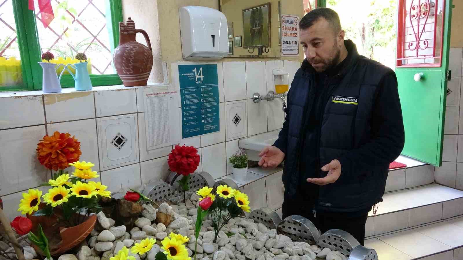 Pide yemeye gelip salondaki mezarlık başında dua ederek ayrılıyorlar 9 pide yemeye gelip salondaki mezarlik basinda dua ederek ayriliyorlar 5 9tWIiyYl