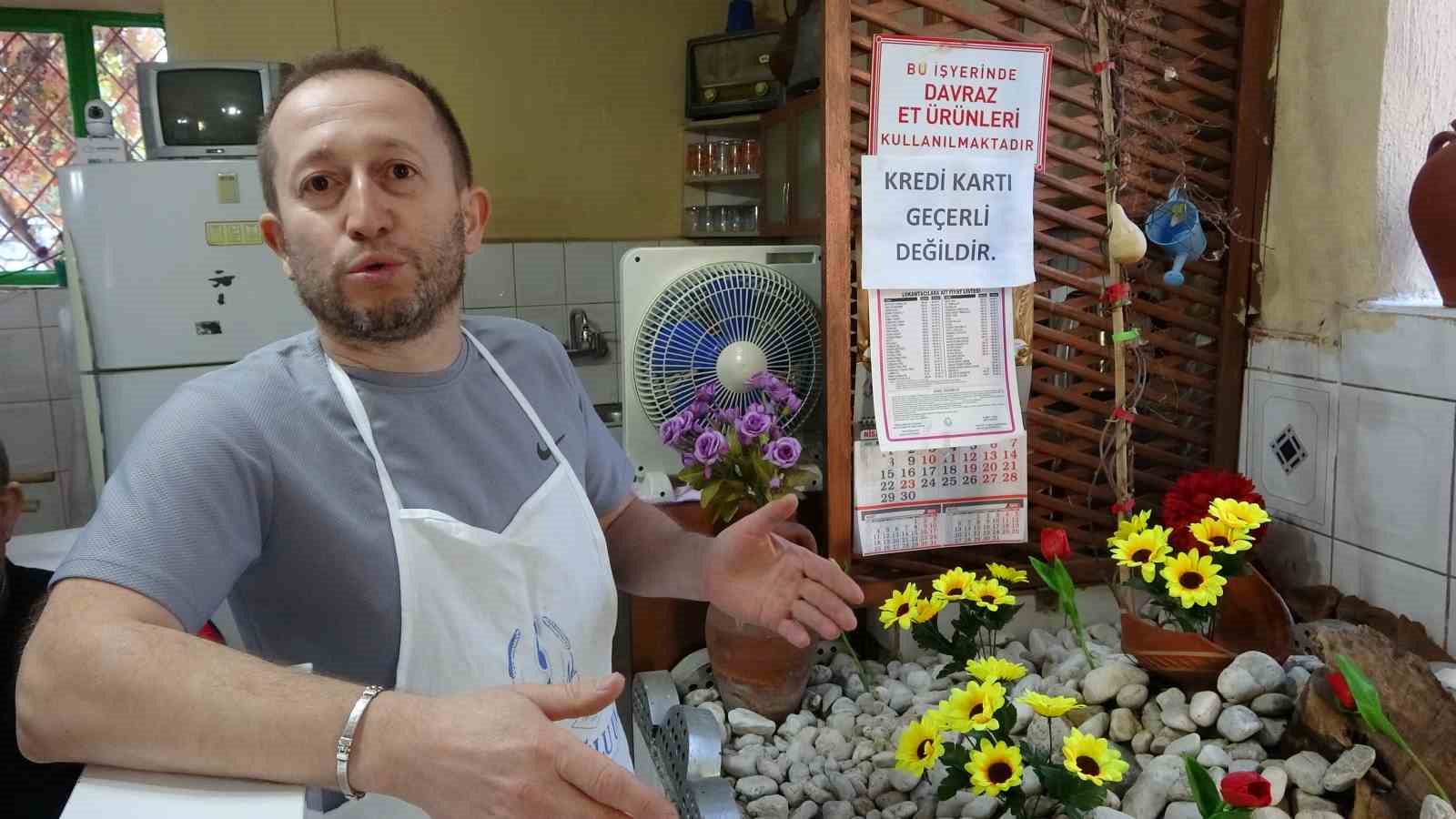 Pide yemeye gelip salondaki mezarlık başında dua ederek ayrılıyorlar 10 pide yemeye gelip salondaki mezarlik basinda dua ederek ayriliyorlar 6