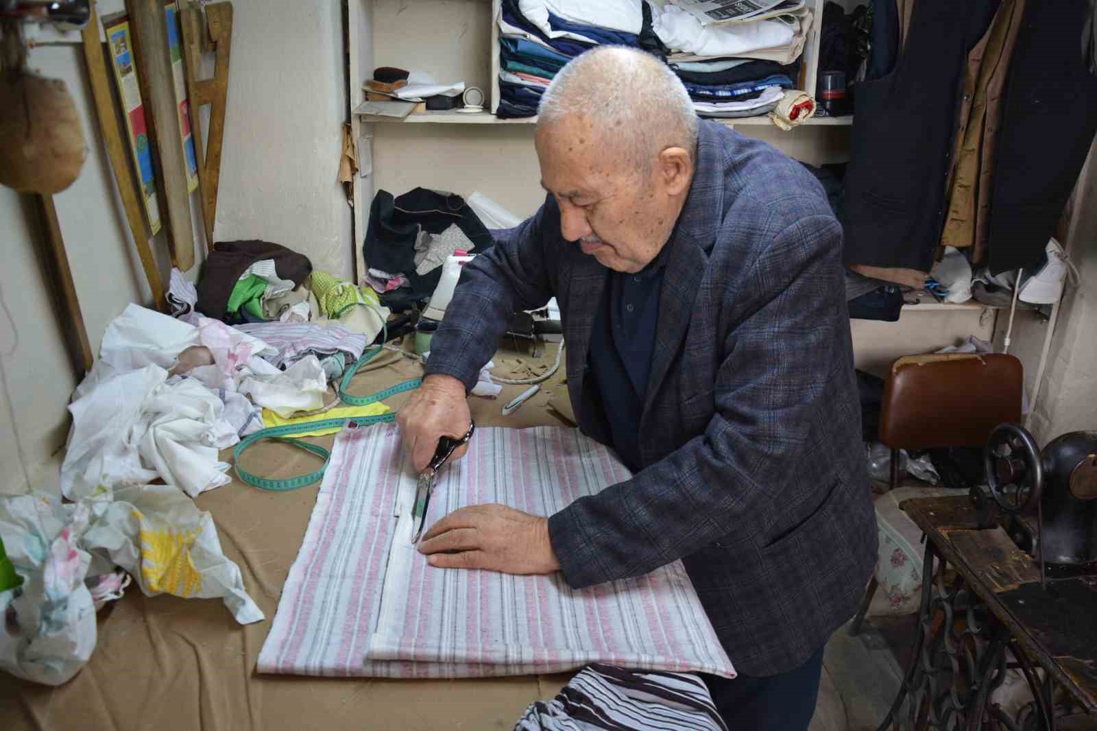 pijamalari giyip gecmise yolculuk yaptilar 2 GFC2U86q