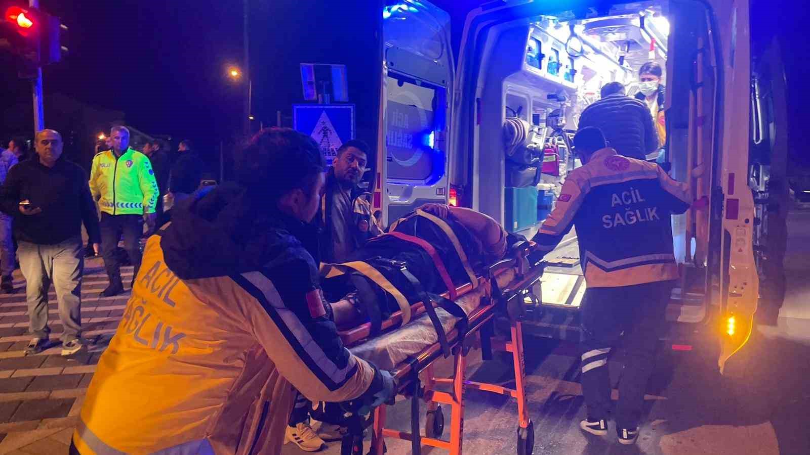 pikap ile otomobilin carpistigi kazada ortalik savas alanina dondu 6 yarali 4 vYjDYeJ8