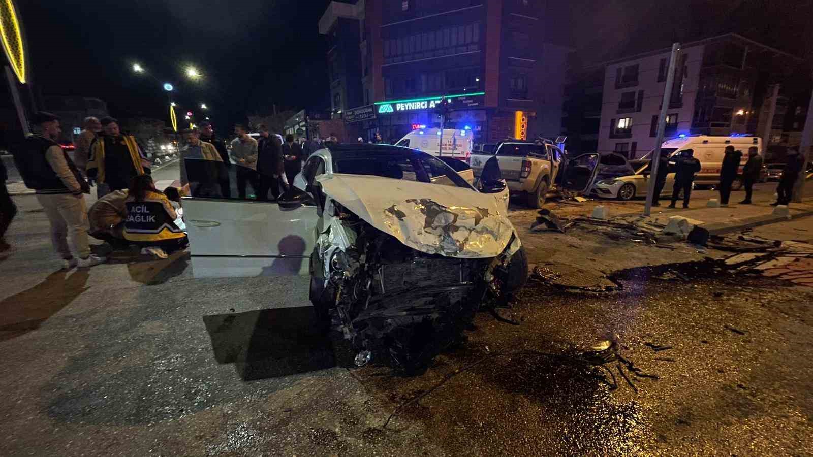 pikap ile otomobilin carpistigi kazada ortalik savas alanina dondu 6 yarali 5 XjGIRNGZ