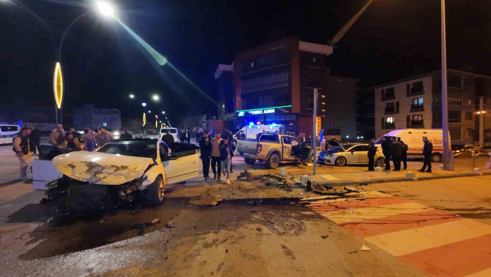 pikap ile otomobilin carpistigi kazada ortalik savas alanina dondu 6 yarali 6 rnKO7TD5