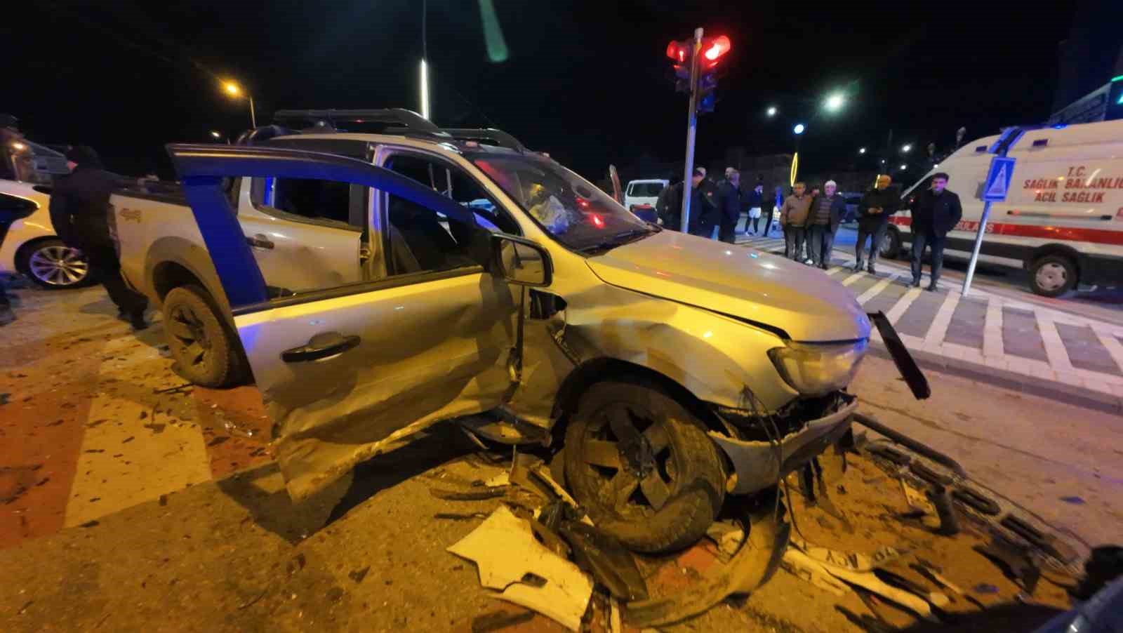 pikap ile otomobilin carpistigi kazada ortalik savas alanina dondu 6 yarali 7 siL1ianq