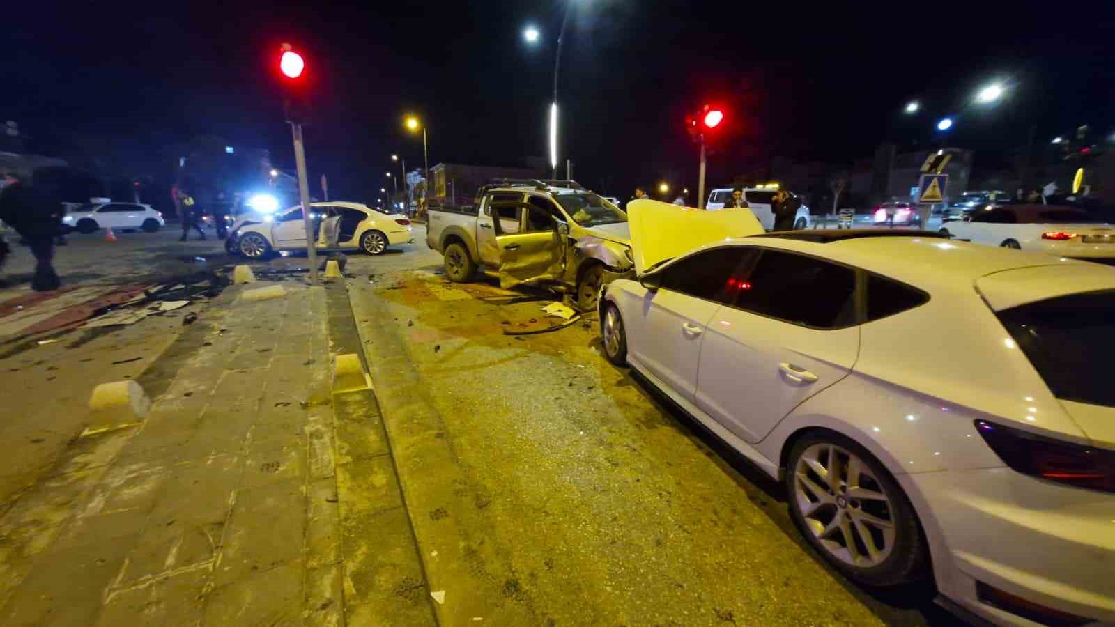 pikap ile otomobilin carpistigi kazada ortalik savas alanina dondu 6 yarali 8 yRlw5uwl