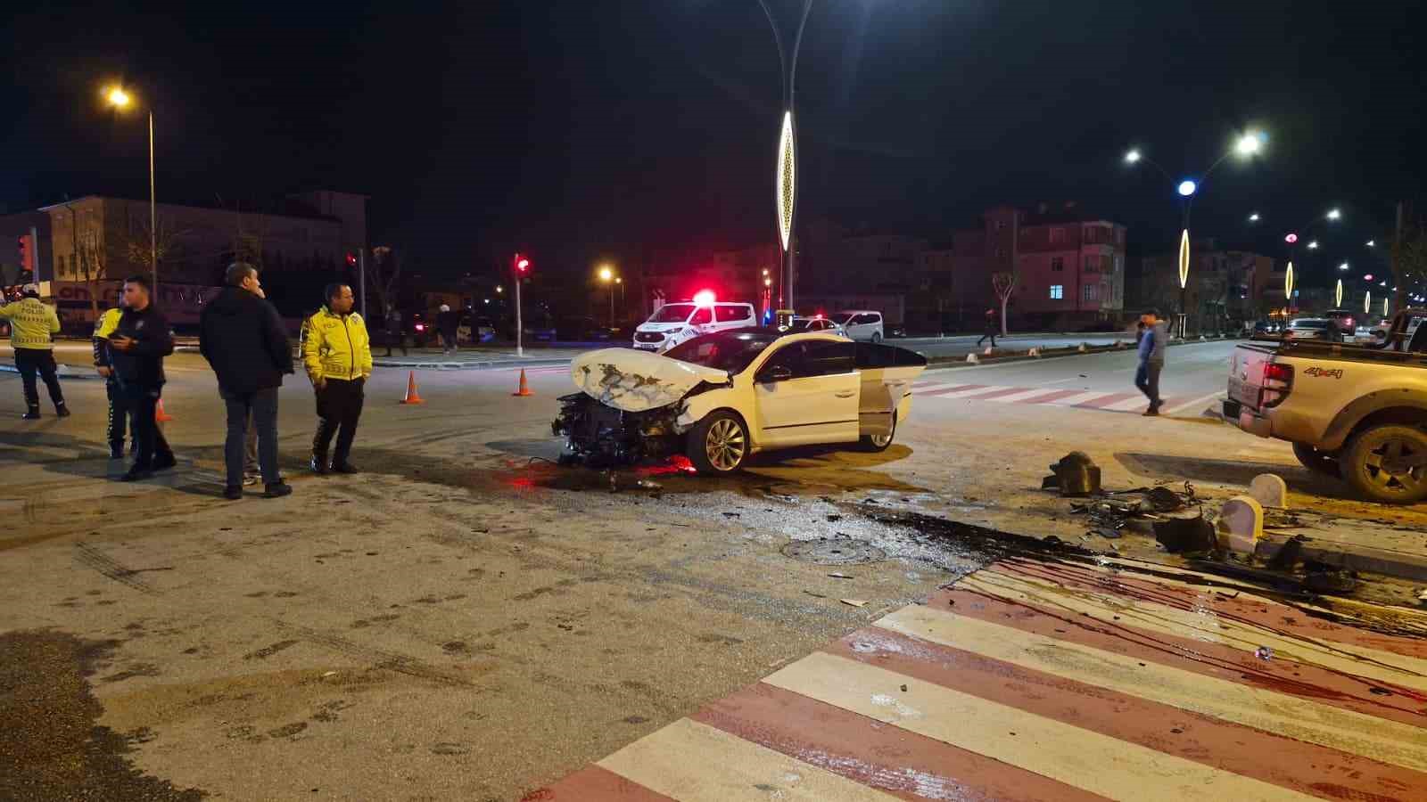 pikap ile otomobilin carpistigi kazada ortalik savas alanina dondu 6 yarali 9 GX2AXYvk