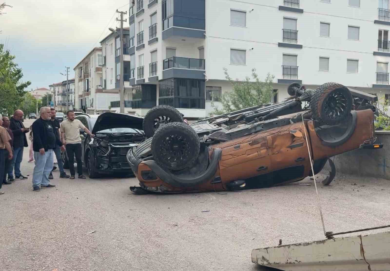 pikap ile suv aracin carpistigi kazada faciadan donuldu 1 yarali 1 GFf2MtDs