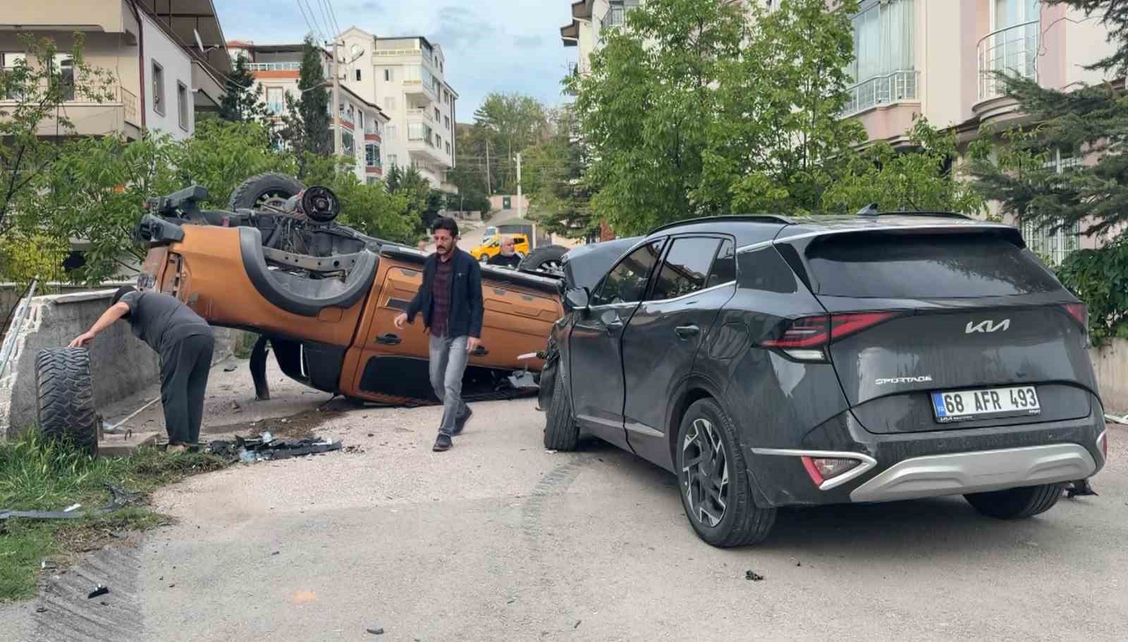 pikap ile suv aracin carpistigi kazada faciadan donuldu 1 yarali 2 lT5w5mW1
