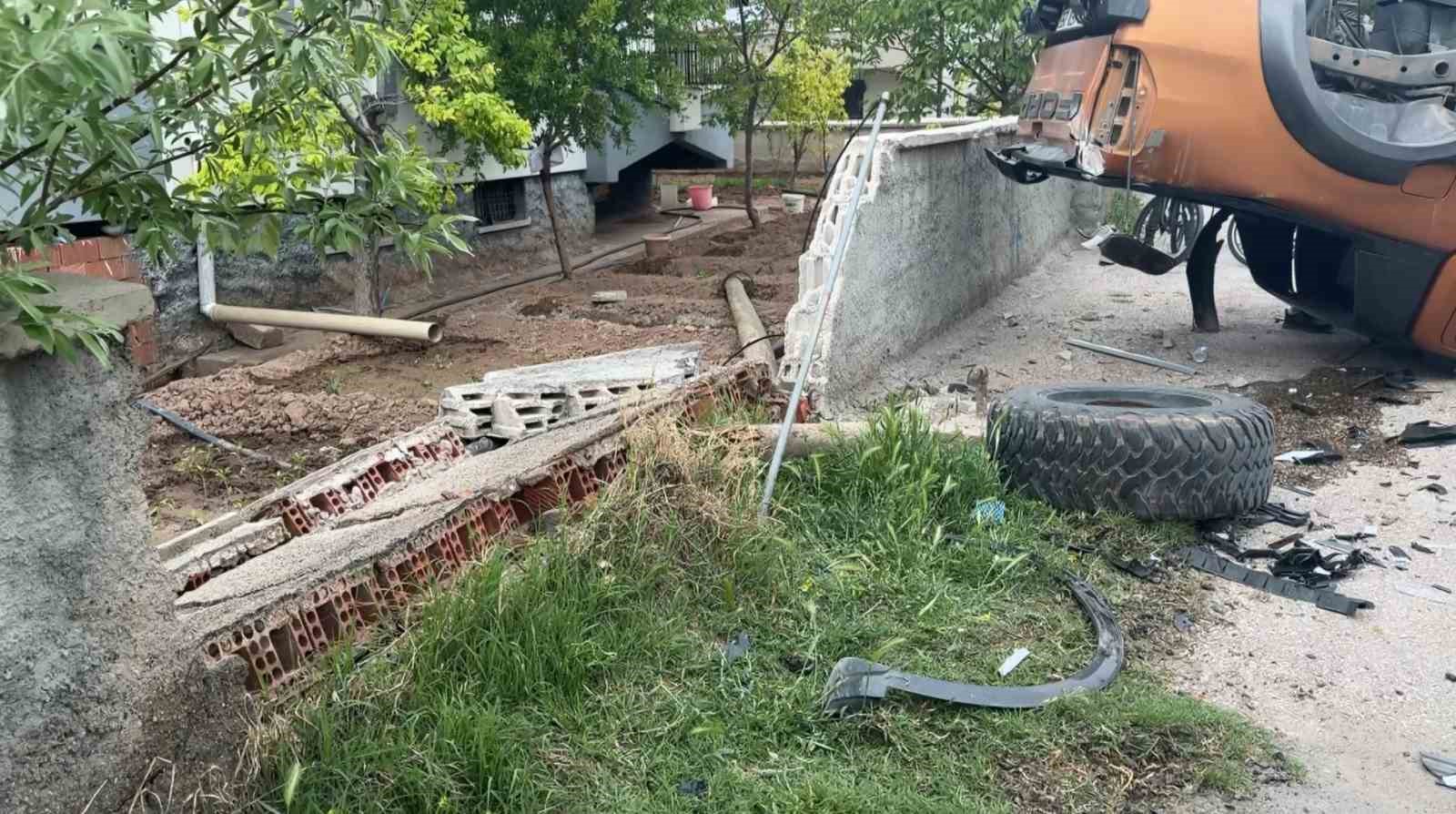 pikap ile suv aracin carpistigi kazada faciadan donuldu 1 yarali 3 cgzKkJLw